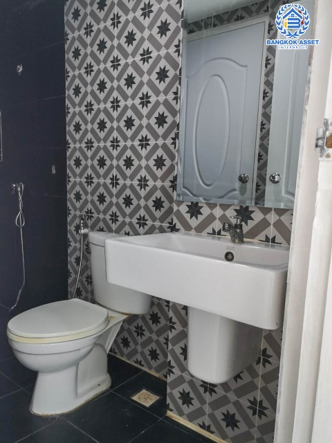 *****ทาวน์โฮมมือสองย่านกรุงเทพฯ ม.เดอะวิลโล่ว์ รามอินทรา เนื้อที่ 17.5 ตร.ว. ฟังก์ชันจัดเต็มถึง 3 ห้องนอน 3 ห้องน้ำ 1 ที่จอดรถ บ้านสวยพร้อมอยู่ บรรยากาศเงียบสงบ บนทำเลดี ใกล้รถไฟฟ้าสายสีชมพู "สถานีรามอินทรา", แฟชั่นไอส์แลนด์ และทางด่วน "รามอินทรา-อาจณรงค์" ในราคาต่อรองได้!